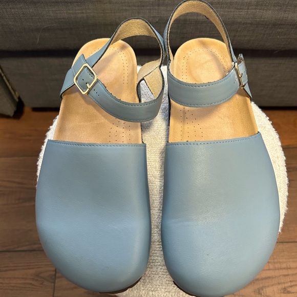Amazon Women's Light Blue Close-Toe Clogs With Ankle Strap - Picture 2 of 7